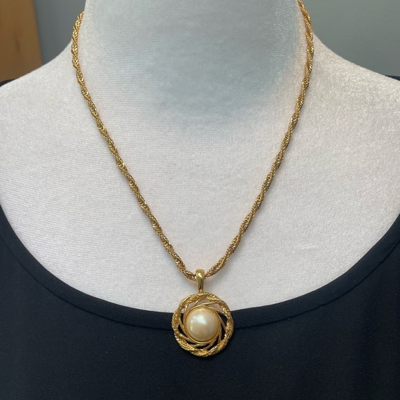 Vintage Monet Gold-Tone Rope Chain w/ Faux Pearl Pendant 1980s Classic - Picture 1 of 7